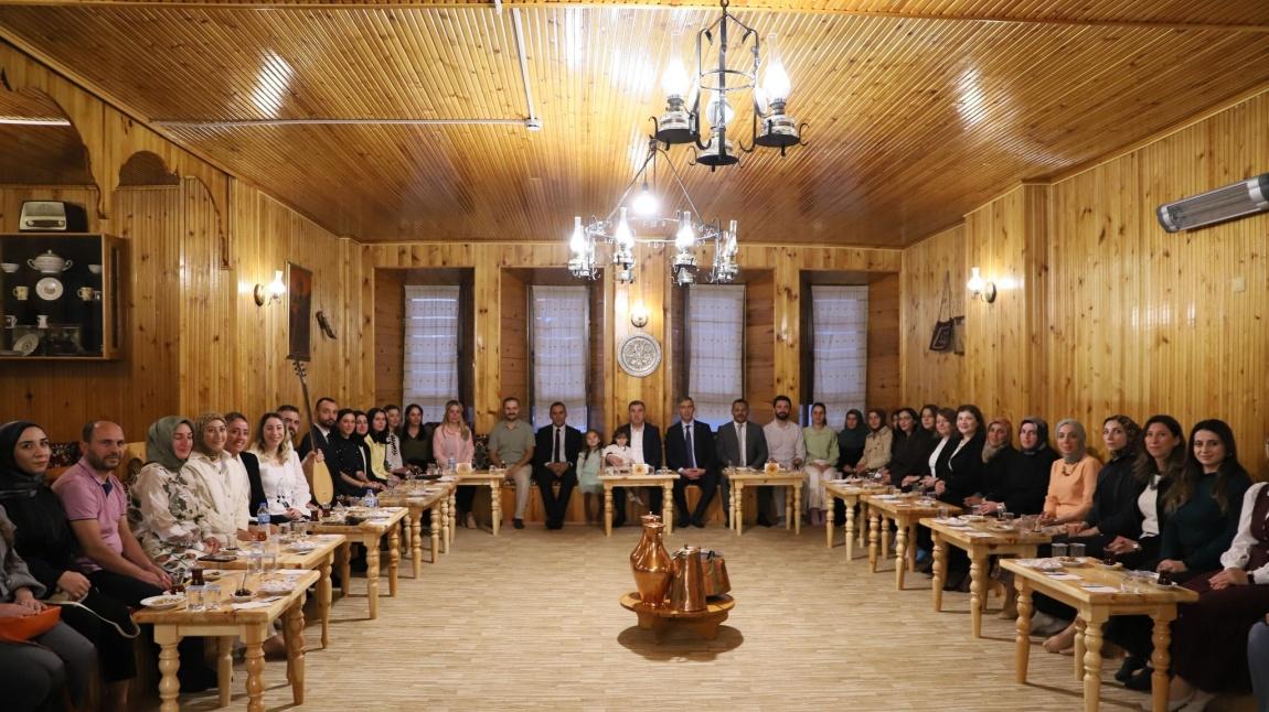  Bayburt Öğretmen Akademisi Tanışma Toplantısı 2025-2026 eğitim öğretim yılında ilimize atanan öğretmenlerimizle, Bayburt Öğretmen Akademisi Projesi kapsamında tanışma toplantısı düzenlendi.